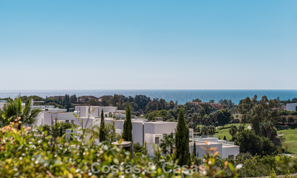 Instapklaar, modern, ruim 4-slaapkamer appartement te koop met ruime privétuin in luxe resort ten oosten van Marbella centrum 797861