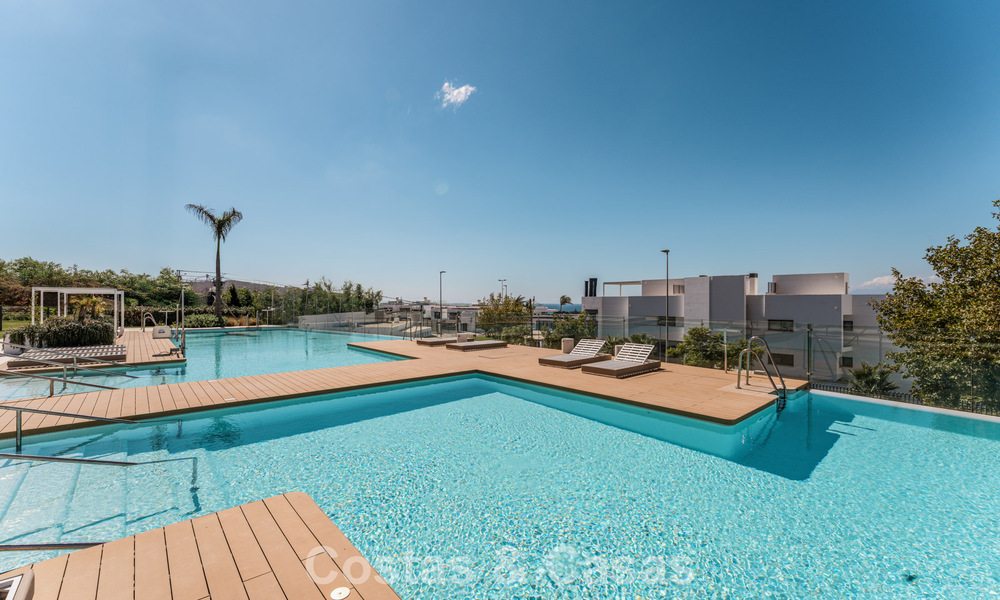 Instapklaar, modern, ruim 4-slaapkamer appartement te koop met ruime privétuin in luxe resort ten oosten van Marbella centrum 797864