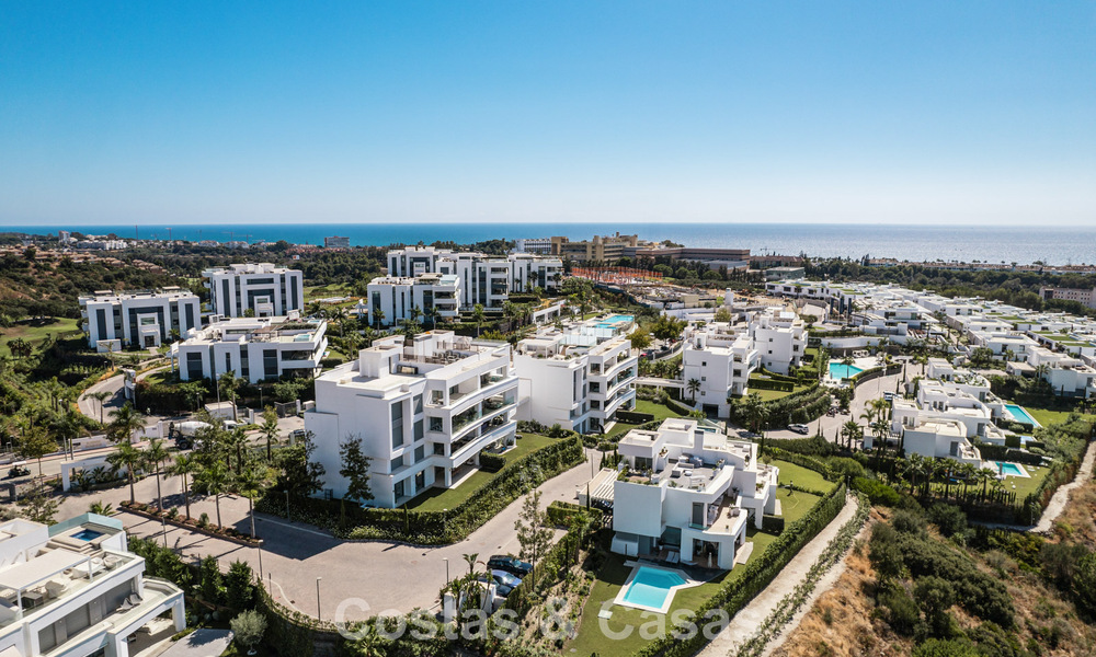 Instapklaar, modern, ruim 4-slaapkamer appartement te koop met ruime privétuin in luxe resort ten oosten van Marbella centrum 797869
