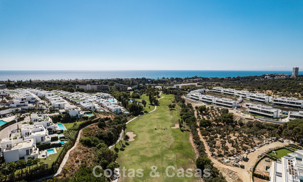 Instapklaar, modern, ruim 4-slaapkamer appartement te koop met ruime privétuin in luxe resort ten oosten van Marbella centrum 797870