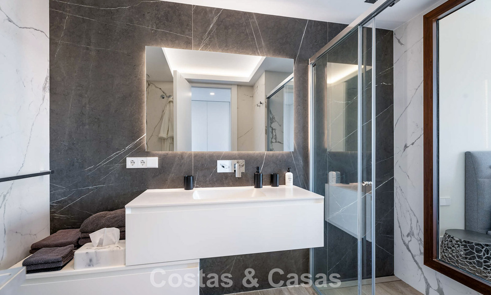 Instapklaar appartement met moderne architectuur te koop in een golfresort in de heuvels van Marbella - Benahavis 787124
