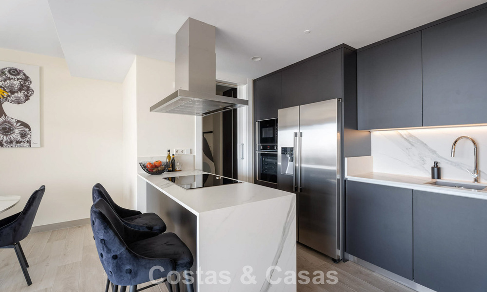 Instapklaar appartement met moderne architectuur te koop in een golfresort in de heuvels van Marbella - Benahavis 787129