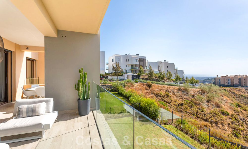 Instapklaar appartement met moderne architectuur te koop in een golfresort in de heuvels van Marbella - Benahavis 787136
