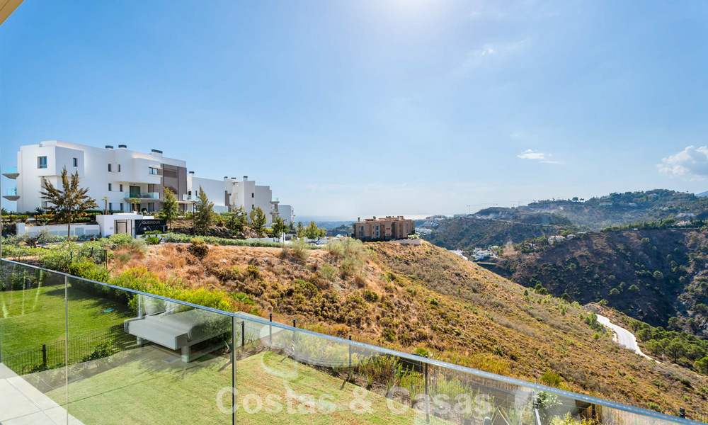Instapklaar appartement met moderne architectuur te koop in een golfresort in de heuvels van Marbella - Benahavis 787137