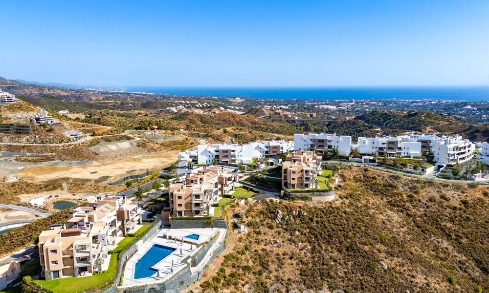 Instapklaar appartement met moderne architectuur te koop in een golfresort in de heuvels van Marbella - Benahavis 787139