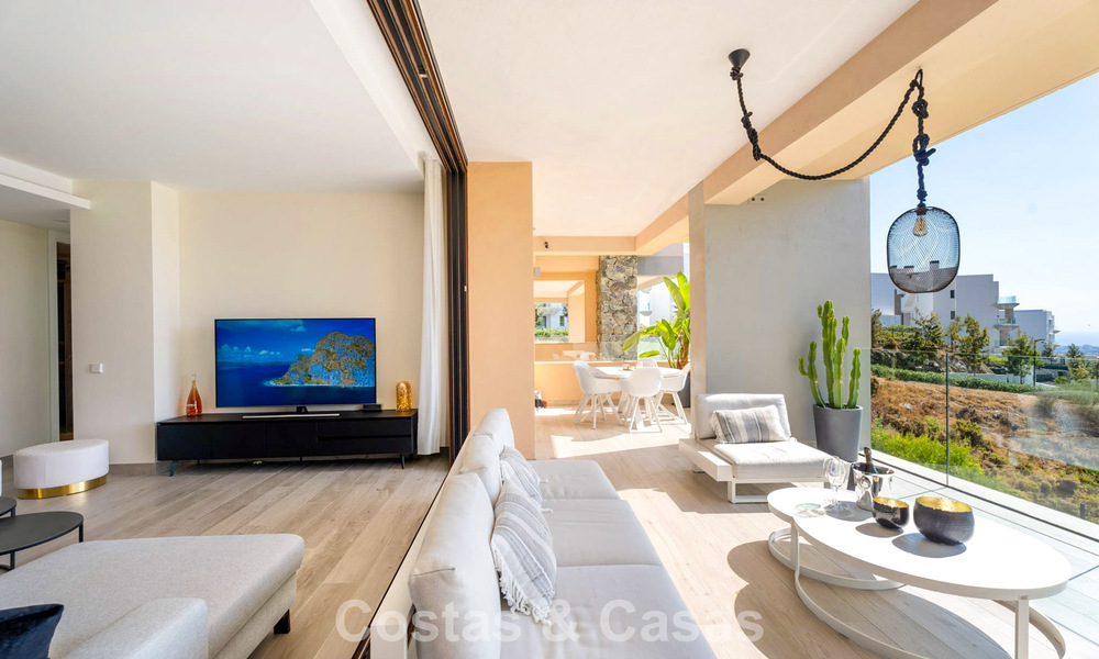 Instapklaar appartement met moderne architectuur te koop in een golfresort in de heuvels van Marbella - Benahavis 787147