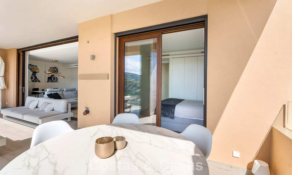 Instapklaar appartement met moderne architectuur te koop in een golfresort in de heuvels van Marbella - Benahavis 787148