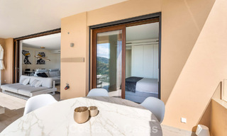 Instapklaar appartement met moderne architectuur te koop in een golfresort in de heuvels van Marbella - Benahavis 787148 