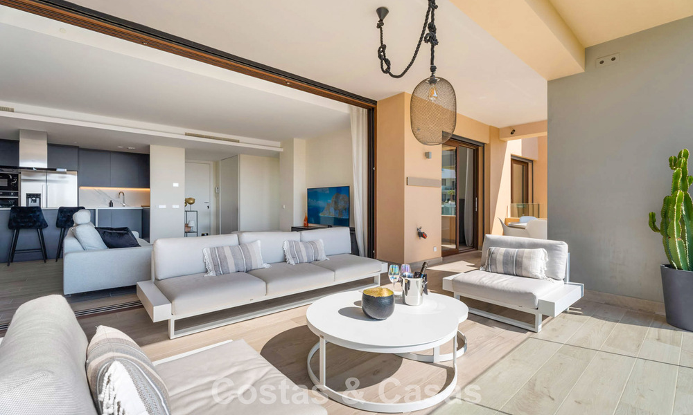 Instapklaar appartement met moderne architectuur te koop in een golfresort in de heuvels van Marbella - Benahavis 787149