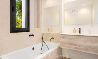 Instapklare luxevilla met contemporaine bouwstijl te koop aan de strandzijde ten oosten van Marbella centrum 787156 