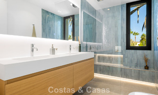 Instapklare luxevilla met contemporaine bouwstijl te koop aan de strandzijde ten oosten van Marbella centrum 787158 