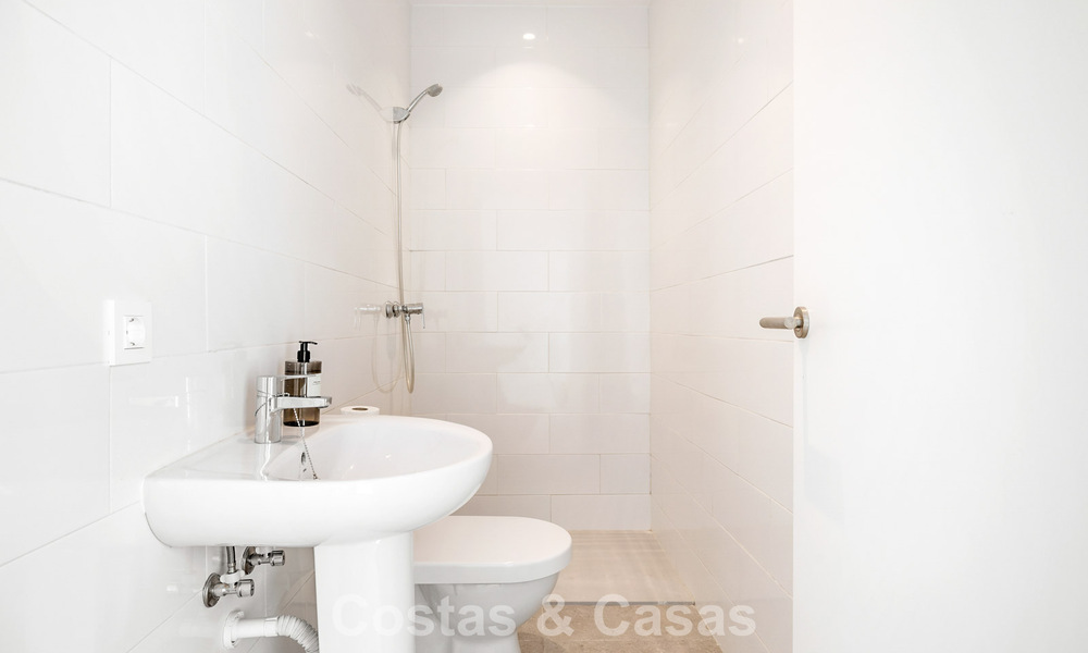 Instapklare luxevilla met contemporaine bouwstijl te koop aan de strandzijde ten oosten van Marbella centrum 787160