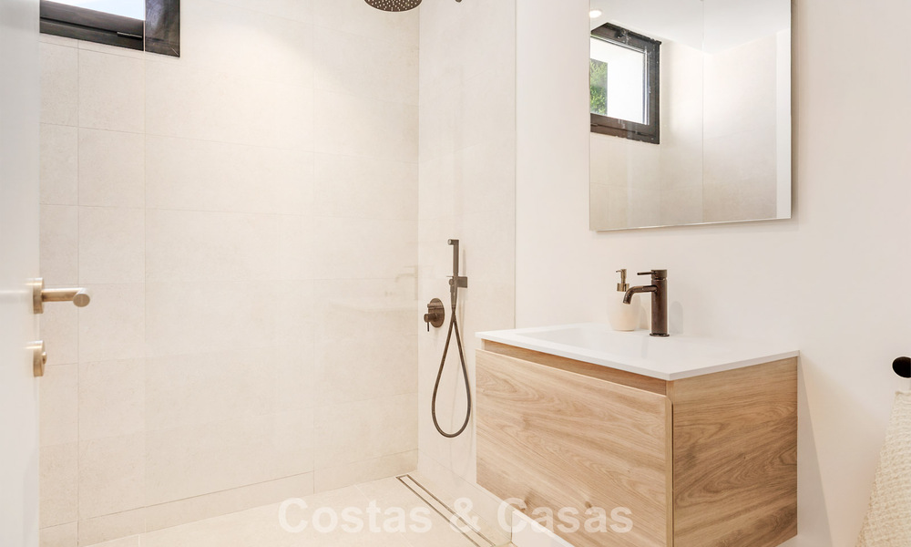 Instapklare luxevilla met contemporaine bouwstijl te koop aan de strandzijde ten oosten van Marbella centrum 787161