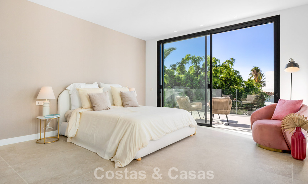 Instapklare luxevilla met contemporaine bouwstijl te koop aan de strandzijde ten oosten van Marbella centrum 787162