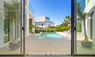 Instapklare luxevilla met contemporaine bouwstijl te koop aan de strandzijde ten oosten van Marbella centrum 787167 