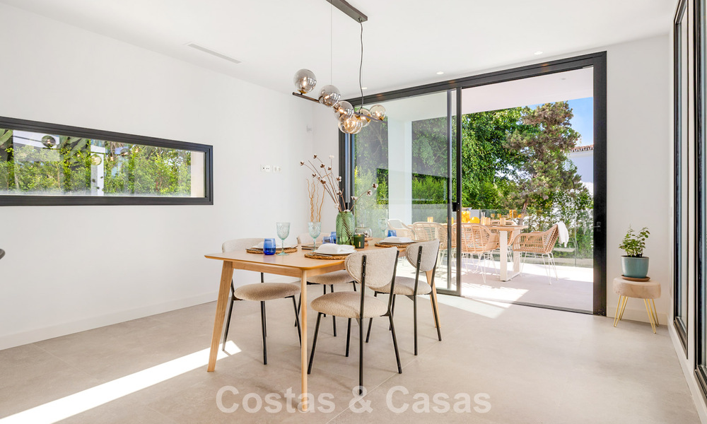 Instapklare luxevilla met contemporaine bouwstijl te koop aan de strandzijde ten oosten van Marbella centrum 787169