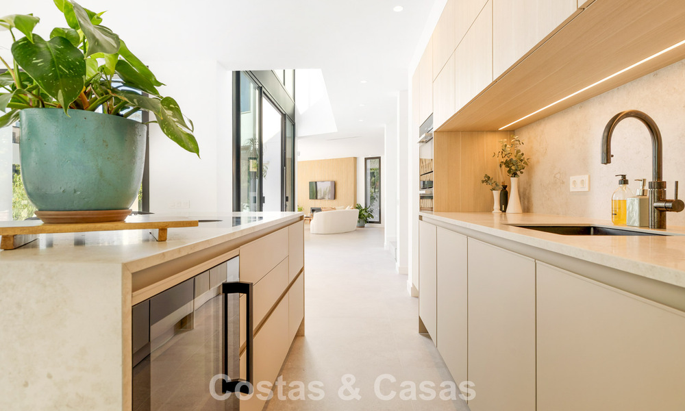 Instapklare luxevilla met contemporaine bouwstijl te koop aan de strandzijde ten oosten van Marbella centrum 787173