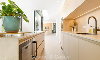 Instapklare luxevilla met contemporaine bouwstijl te koop aan de strandzijde ten oosten van Marbella centrum 787173 