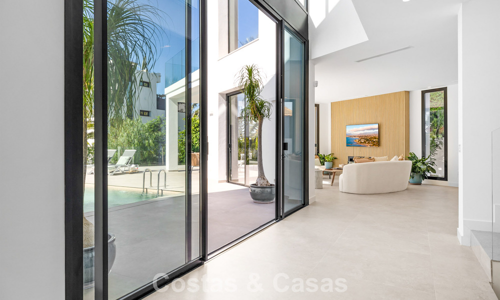 Instapklare luxevilla met contemporaine bouwstijl te koop aan de strandzijde ten oosten van Marbella centrum 787174