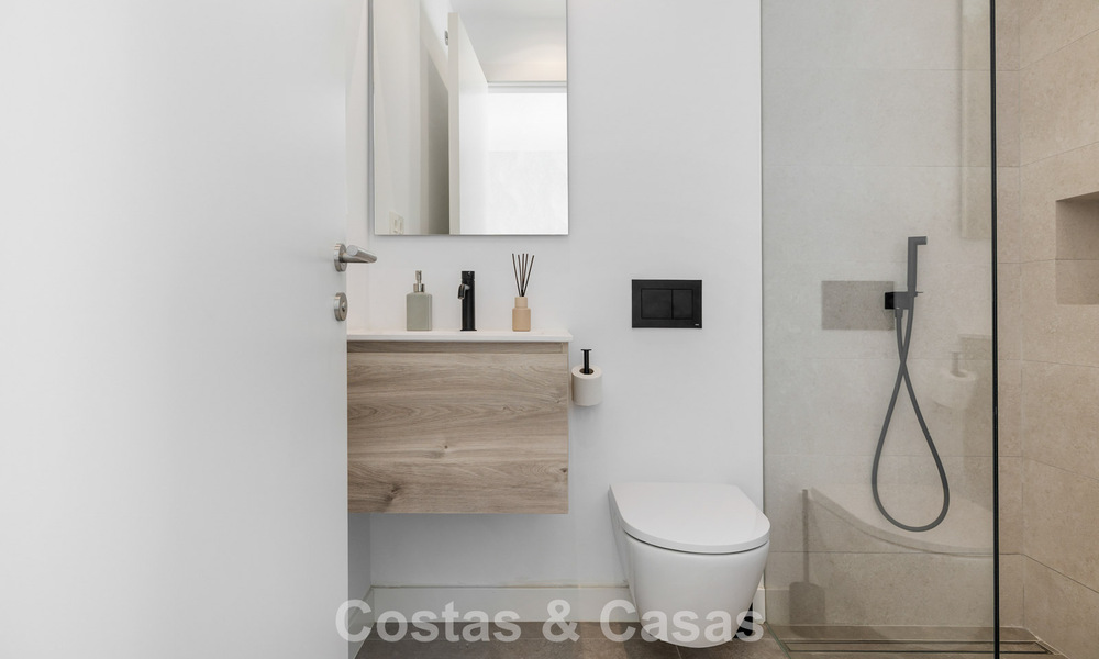 Instapklare luxevilla met contemporaine bouwstijl te koop aan de strandzijde ten oosten van Marbella centrum 787176