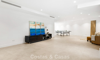 Instapklare luxevilla met contemporaine bouwstijl te koop aan de strandzijde ten oosten van Marbella centrum 787177 