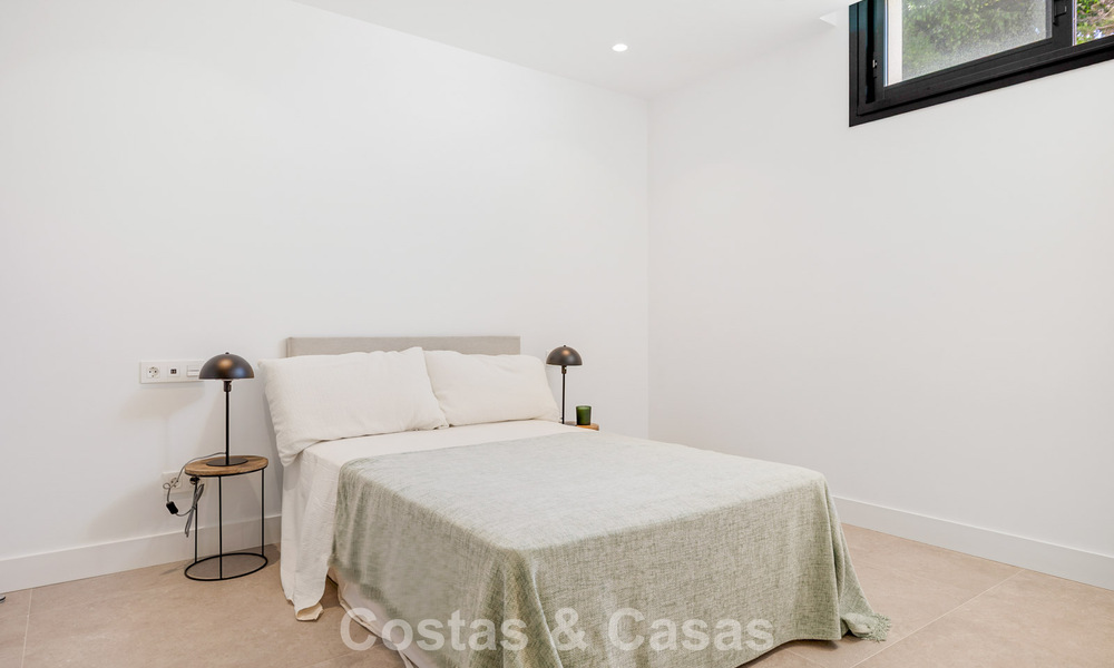 Instapklare luxevilla met contemporaine bouwstijl te koop aan de strandzijde ten oosten van Marbella centrum 787179