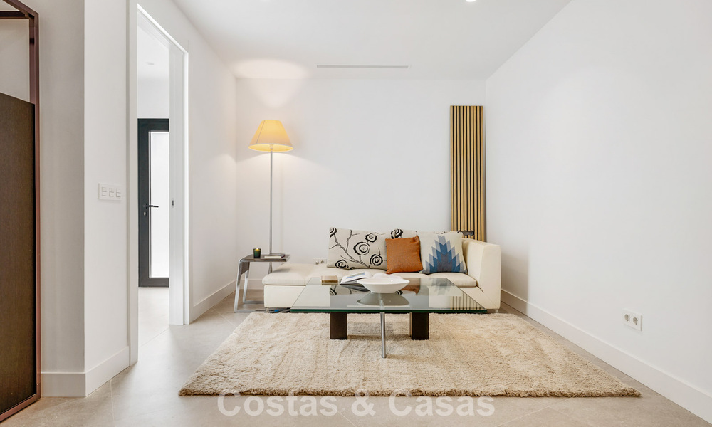 Instapklare luxevilla met contemporaine bouwstijl te koop aan de strandzijde ten oosten van Marbella centrum 787180