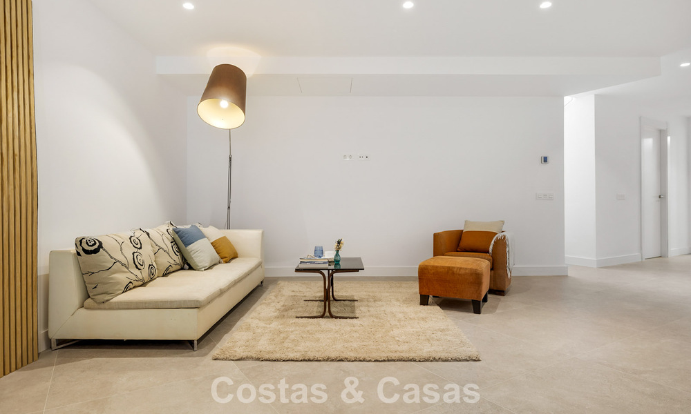 Instapklare luxevilla met contemporaine bouwstijl te koop aan de strandzijde ten oosten van Marbella centrum 787182