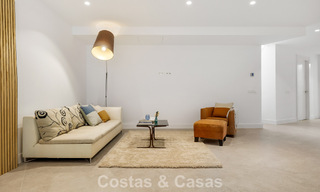 Instapklare luxevilla met contemporaine bouwstijl te koop aan de strandzijde ten oosten van Marbella centrum 787182 