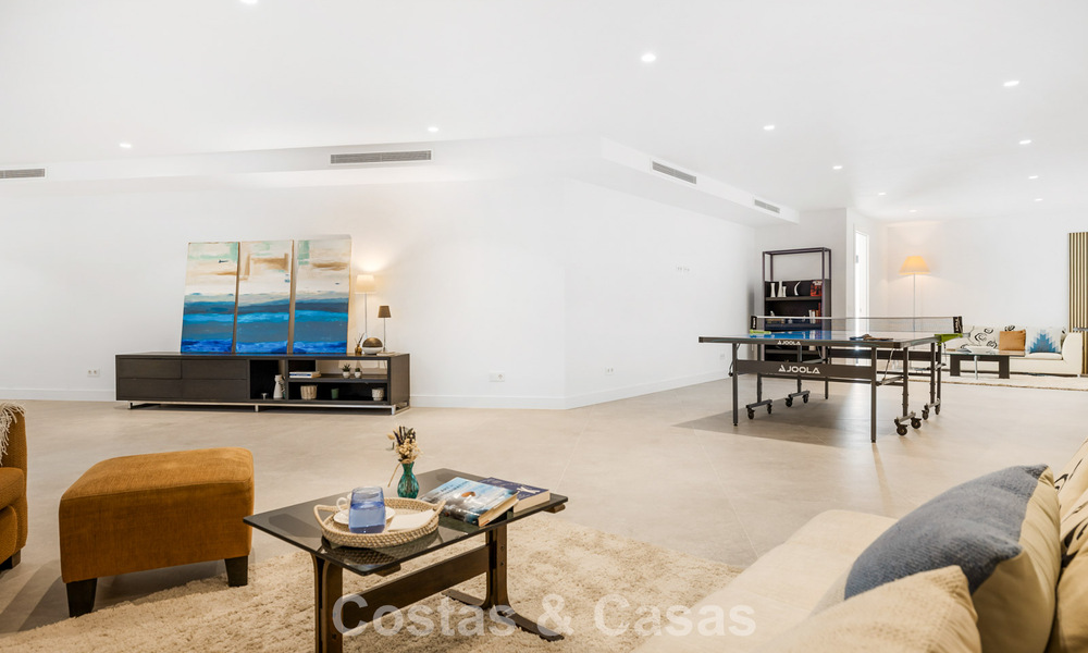 Instapklare luxevilla met contemporaine bouwstijl te koop aan de strandzijde ten oosten van Marbella centrum 787184