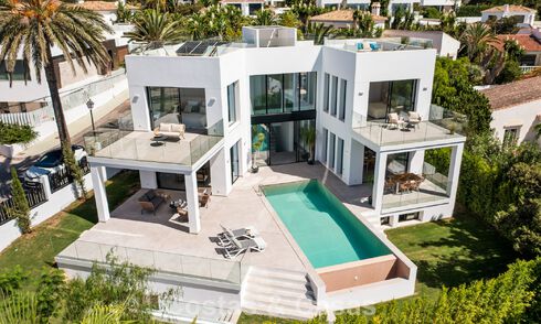 Instapklare luxevilla met contemporaine bouwstijl te koop aan de strandzijde ten oosten van Marbella centrum 787188