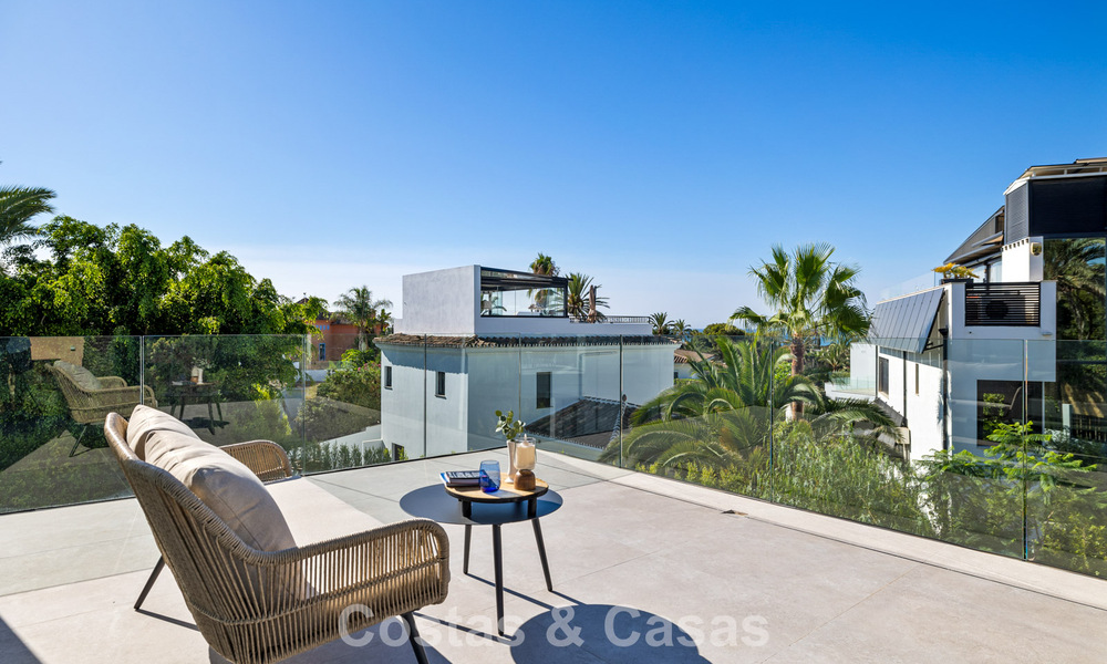 Instapklare luxevilla met contemporaine bouwstijl te koop aan de strandzijde ten oosten van Marbella centrum 787190