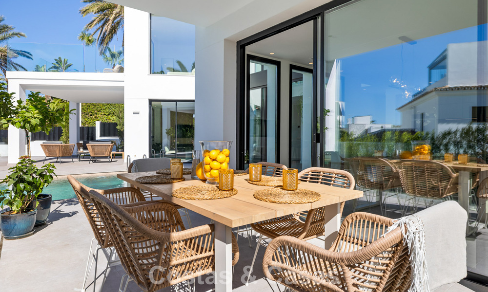 Instapklare luxevilla met contemporaine bouwstijl te koop aan de strandzijde ten oosten van Marbella centrum 787192