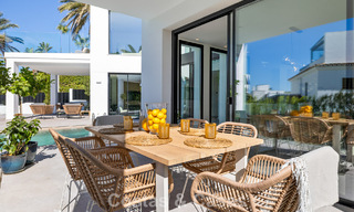 Instapklare luxevilla met contemporaine bouwstijl te koop aan de strandzijde ten oosten van Marbella centrum 787192 