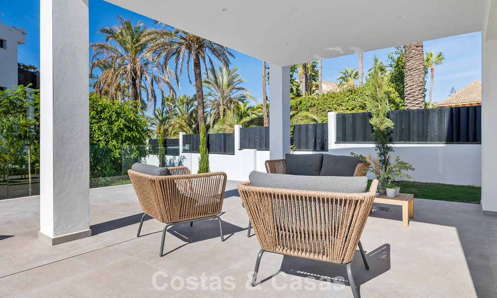 Instapklare luxevilla met contemporaine bouwstijl te koop aan de strandzijde ten oosten van Marbella centrum 787194