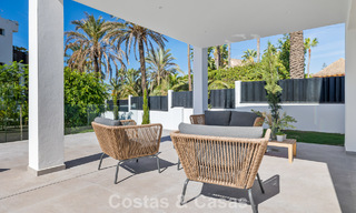 Instapklare luxevilla met contemporaine bouwstijl te koop aan de strandzijde ten oosten van Marbella centrum 787194 