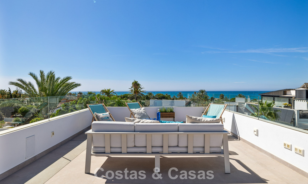 Instapklare luxevilla met contemporaine bouwstijl te koop aan de strandzijde ten oosten van Marbella centrum 787198