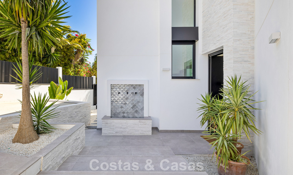 Instapklare luxevilla met contemporaine bouwstijl te koop aan de strandzijde ten oosten van Marbella centrum 787203