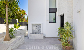 Instapklare luxevilla met contemporaine bouwstijl te koop aan de strandzijde ten oosten van Marbella centrum 787203 