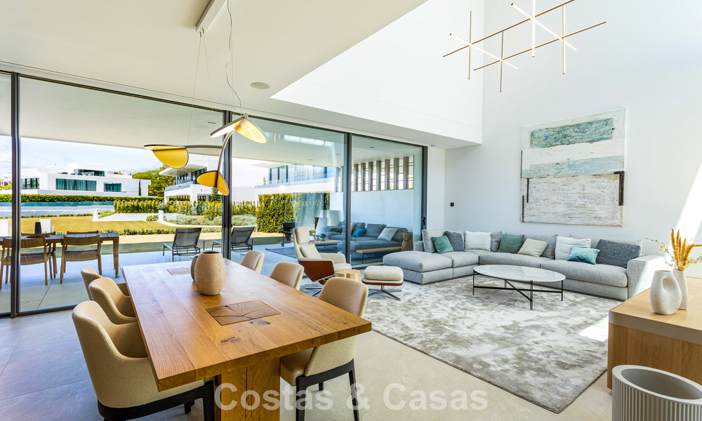 Exclusieve schakelvilla met zeezicht te koop in een vooruitstrevend complex met 24-uursbewaking op Marbella’s Golden Mile 787269