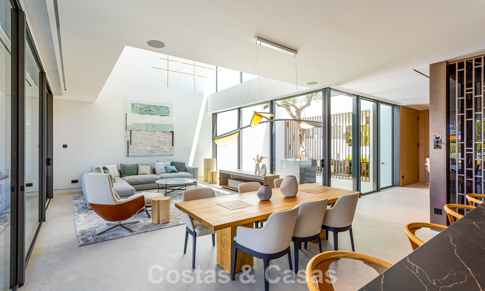 Exclusieve schakelvilla met zeezicht te koop in een vooruitstrevend complex met 24-uursbewaking op Marbella’s Golden Mile 787270