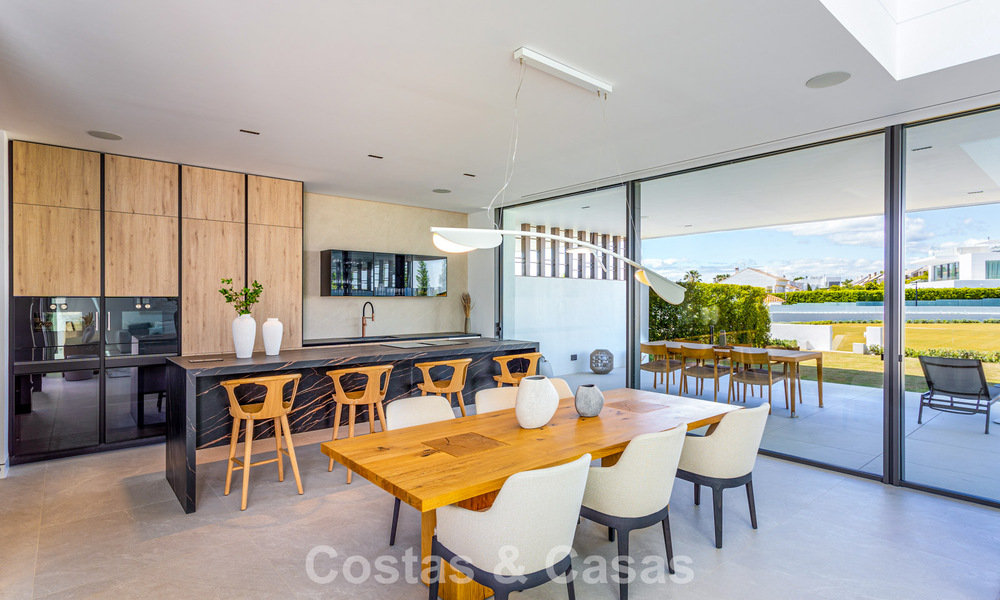 Exclusieve schakelvilla met zeezicht te koop in een vooruitstrevend complex met 24-uursbewaking op Marbella’s Golden Mile 787273