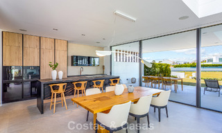 Exclusieve schakelvilla met zeezicht te koop in een vooruitstrevend complex met 24-uursbewaking op Marbella’s Golden Mile 787273 