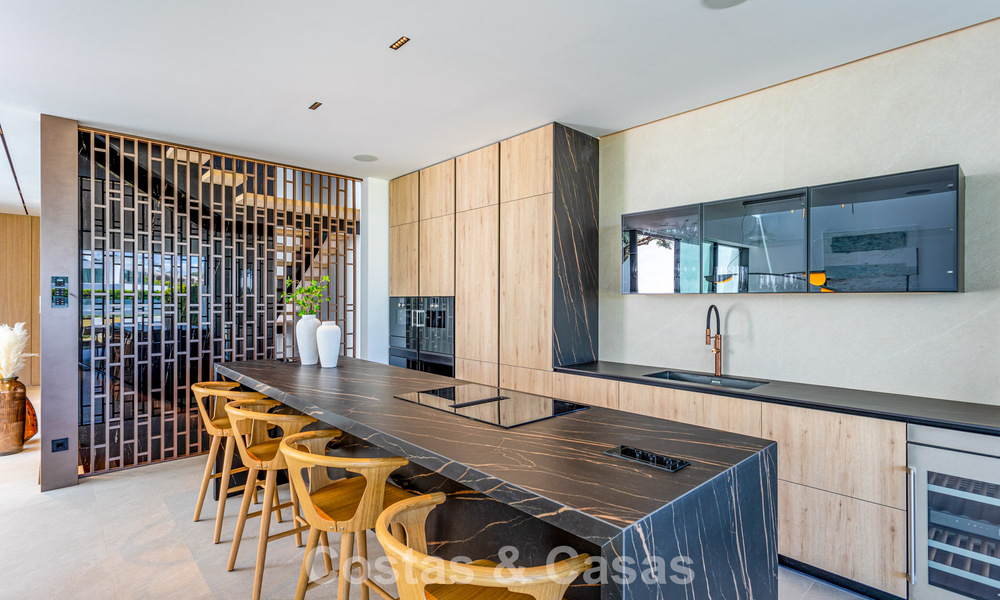 Exclusieve schakelvilla met zeezicht te koop in een vooruitstrevend complex met 24-uursbewaking op Marbella’s Golden Mile 787274