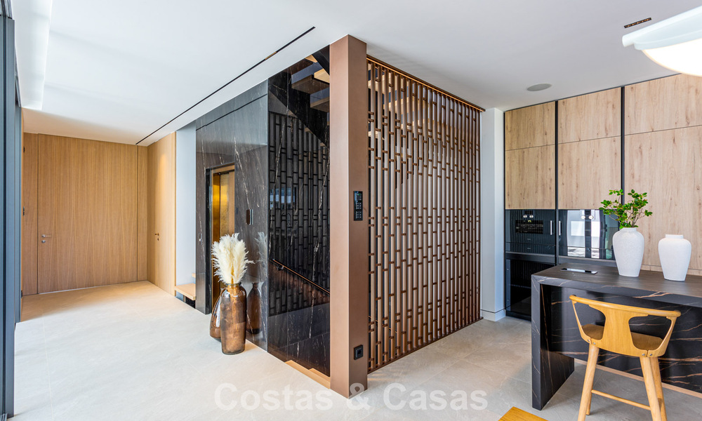 Exclusieve schakelvilla met zeezicht te koop in een vooruitstrevend complex met 24-uursbewaking op Marbella’s Golden Mile 787275