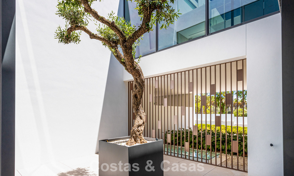 Exclusieve schakelvilla met zeezicht te koop in een vooruitstrevend complex met 24-uursbewaking op Marbella’s Golden Mile 787276