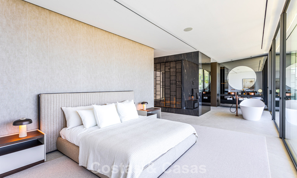 Exclusieve schakelvilla met zeezicht te koop in een vooruitstrevend complex met 24-uursbewaking op Marbella’s Golden Mile 787283