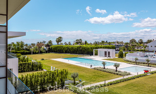 Exclusieve schakelvilla met zeezicht te koop in een vooruitstrevend complex met 24-uursbewaking op Marbella’s Golden Mile 787297 