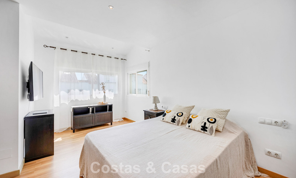 Ruim herenhuis te koop in een omheind strandcomplex aan de oostkant van Marbella 787525