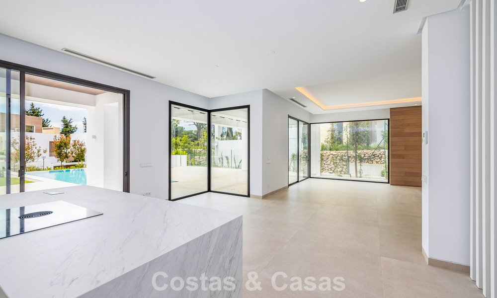 Contemporary villa for sale within walking distance of the beach and amenities in Marbella city center 787472